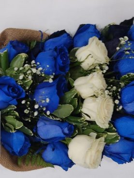 Ramos en rosas azules y blancas