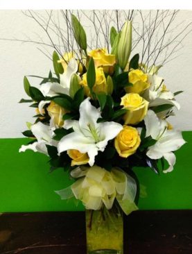 Rosas amarilla y lilium con base de cristal